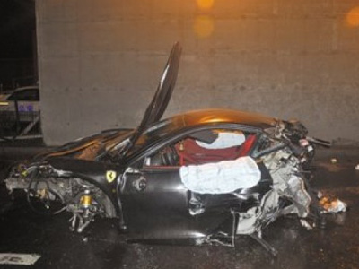 Ακόμα μία Ferrari κόπηκε στη μέση και τυλίχθηκε στις φλόγες